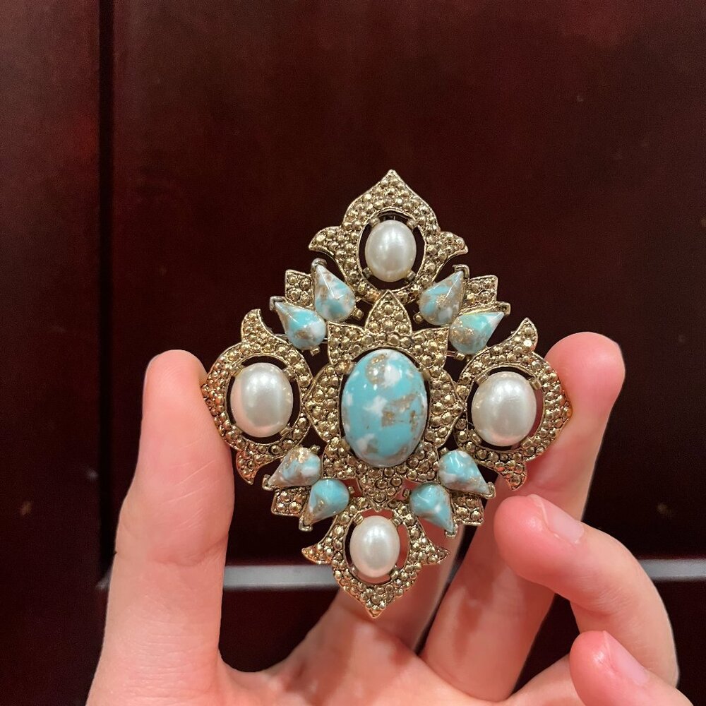 sarah coventry category brooch pearl and stone with signed-small issue but still